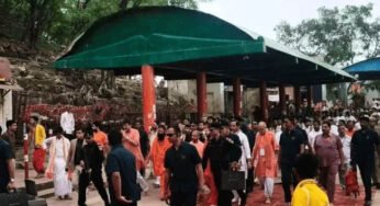 चित्रकूट दौरे पर CM योगी, कामदगिरि की परिक्रमा कर बरहा हनुमान मंदिर में की पूजा-अर्चना
