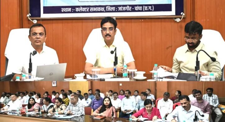 राजस्व प्रकरणों के ऑनलाइन पंजीयन, ई-ऑफिस के प्रभावी संचालन तथा शिक्षा, स्वास्थ्य एवं जनकल्याणकारी योजनाओं की प्रगति की समीक्षा