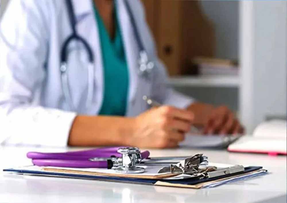 CG: अस्पताल ड्यूटी के दौरान निजी प्रैक्टिस करने पर दो डॉक्टरों को नोटिस