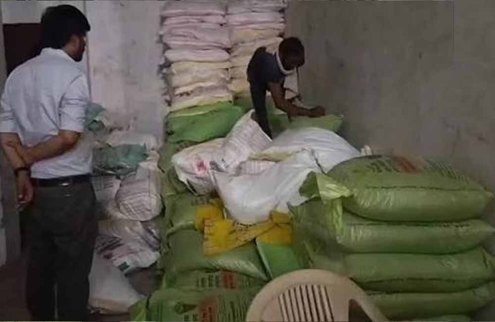 दुर्ग में अवैध खाद के गोदाम पर प्रशासन की बड़ी कार्रवाई, कृषि सामग्री जब्त