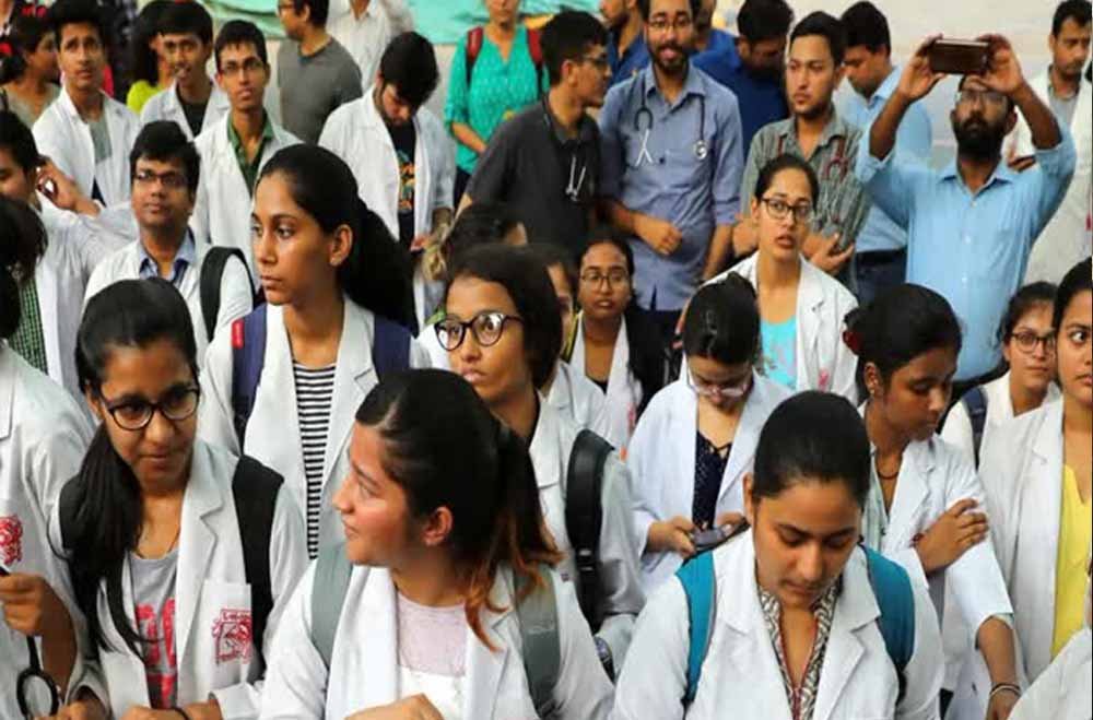 CG में डॉक्टरों को बड़ी राहत के संकेत! UG बॉन्ड खत्म, PG में एक साल बॉन्ड पर बनी सहमति