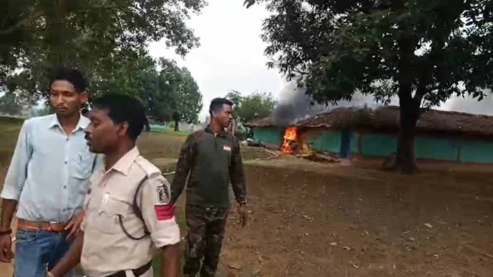 CG में हेडमास्टर की हत्या के बाद भड़की हिंसा, आरोपियों के घरों में लगाई आग, गांव में तनाव