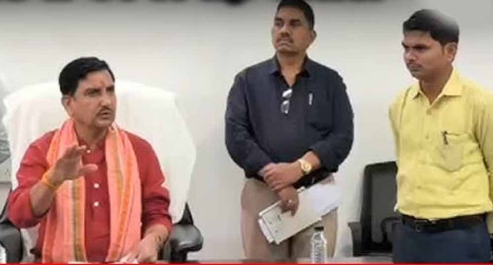 बिलासपुर में जल जीवन मिशन की सुस्ती पर भड़के केंद्रीय मंत्री तोखन साहू, बिजली कटौती पर भी अधिकारियों को लगाई फटकार