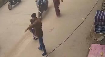 CG News: चलती स्कूल वैन का गेट खुला, सड़क पर गिरा मासूम; बड़ा हादसा टला