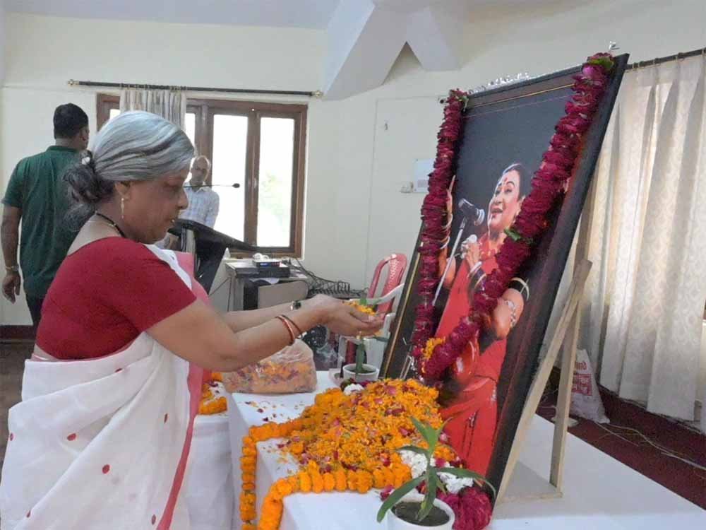 तीजनबाई की अस्थियां प्रयागराज संगम में विसर्जित, गनियारी में आज श्रद्धांजलि सभा