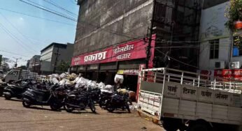 Raipur News: पंडरी कपड़ा मार्केट की सबसे पुरानी होलसेल दुकान से हटाया गया अवैध कब्जा