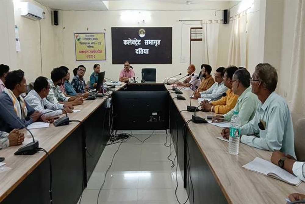 दतिया में निर्वाचन आयोग के दिशा-निर्देशों के अनुरूप प्रशासन सक्रिय