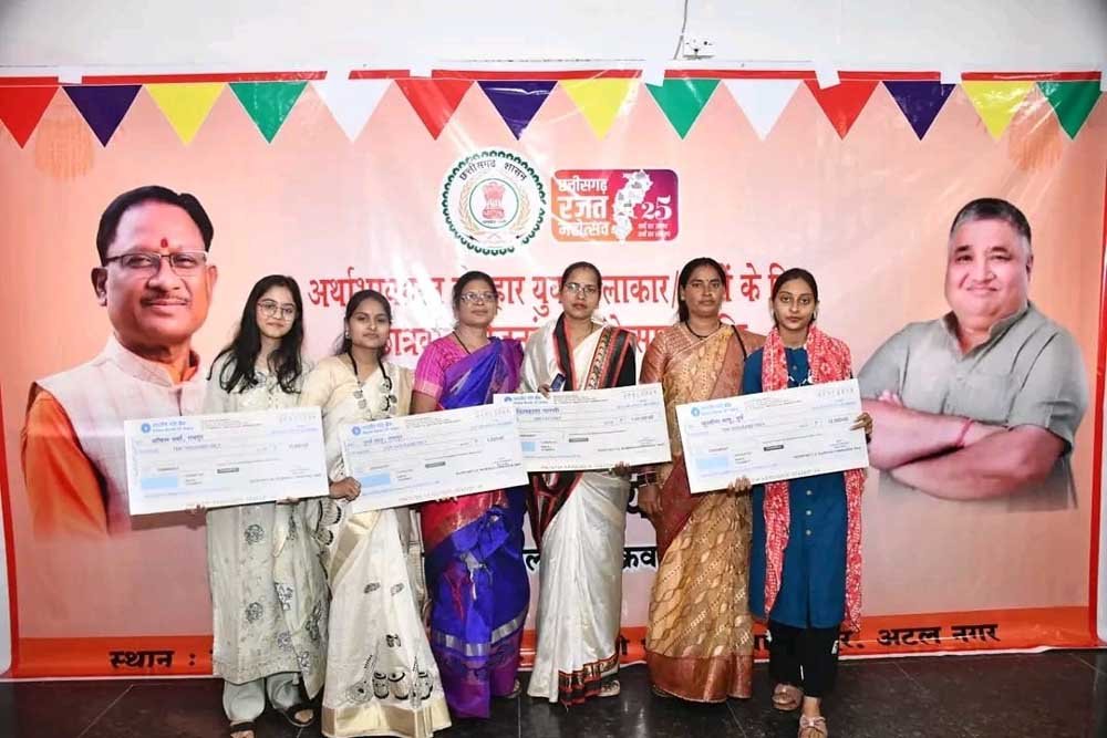 कलाकारों और साहित्यकारों के सम्मान-संवर्धन की दिशा में बड़ा कदम, संस्कृति विभाग ने वितरित किए सहायता एवं छात्रवृत्ति राशि के चेक