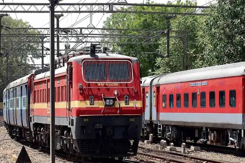 भोपाल डिवीजन में पक्षियों से नहीं रुकेगी ट्रेनों की रफ्तार, एंटी-बर्ड डिस्क से होगा शॉर्ट सर्किट पर नियंत्रण