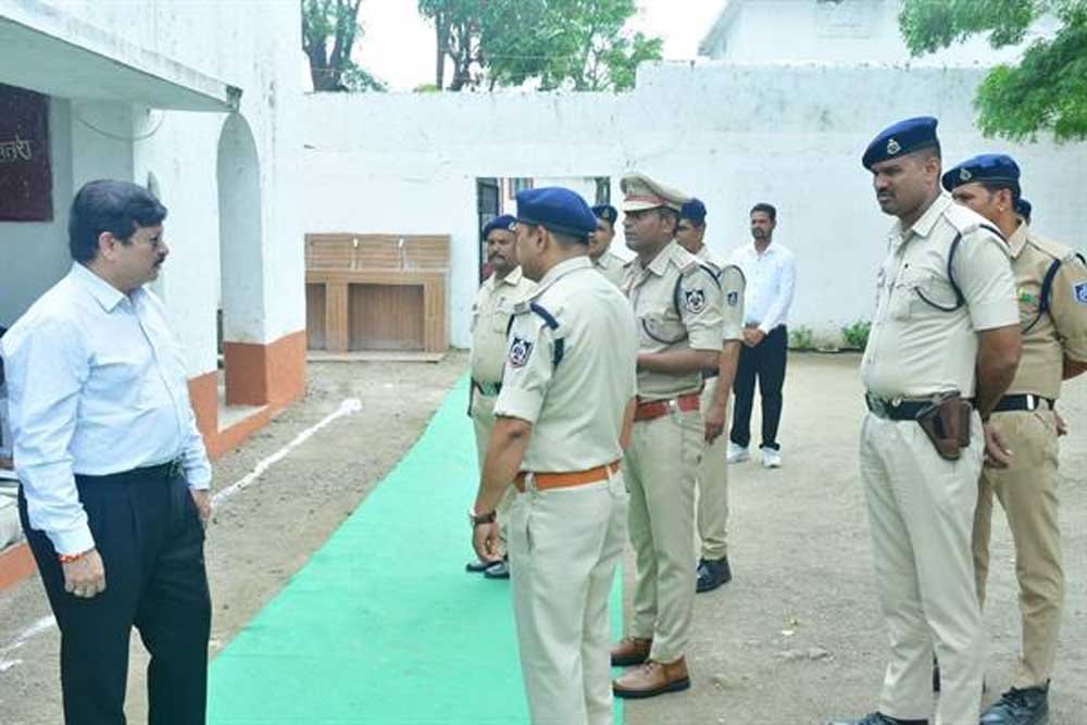 जेलों की सुरक्षा एवं व्यवस्थाओं के सुदृढ़ीकरण के लिए महानिदेशक डॉ. कपूर ने किया जेल का आकस्मिक निरीक्षण