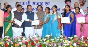 मुख्यमंत्री विष्णुदेव साय ने जशपुर के वन धन विकास केंद्र पंचक्की की महिला स्व-सहायता समूह को किया सम्मानित