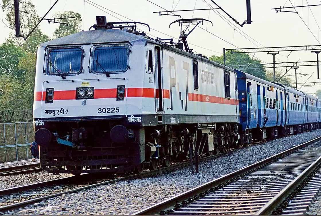 रेवांचल एक्सप्रेस से अकेला भोपाल पहुंचा 10 साल का मासूम, GRP ने मां से मिलवाकर लौटाई खुशियां