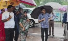 CG : बारिश के बीच छाता लेकर सड़कों पर उतरे महापौर, कलेक्टर और आयुक्त …