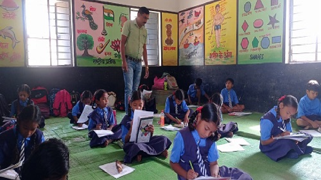 CG : ग्रामीणों और पालकों के सहयोग से संवरा शाला प्रांगण …