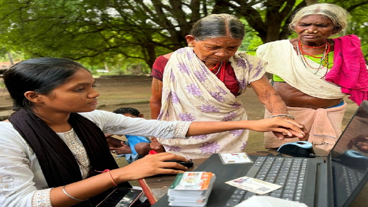 CG : कोर्रा में घर-घर पहुँची स्वास्थ्य विभाग की टीम योजनाएँ …