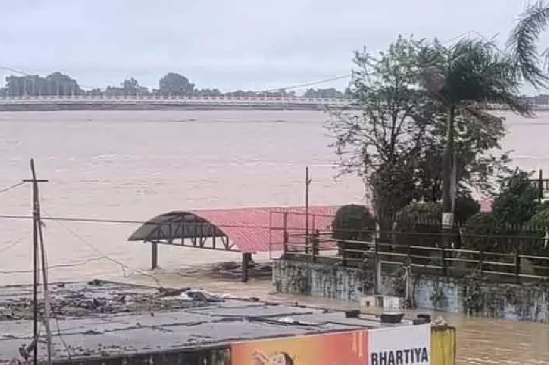 CG : नवापारा राजिम में आई बाढ़, भगवान कुलेश्वर महादेव मंदिर तक पहुंचा पानी …
