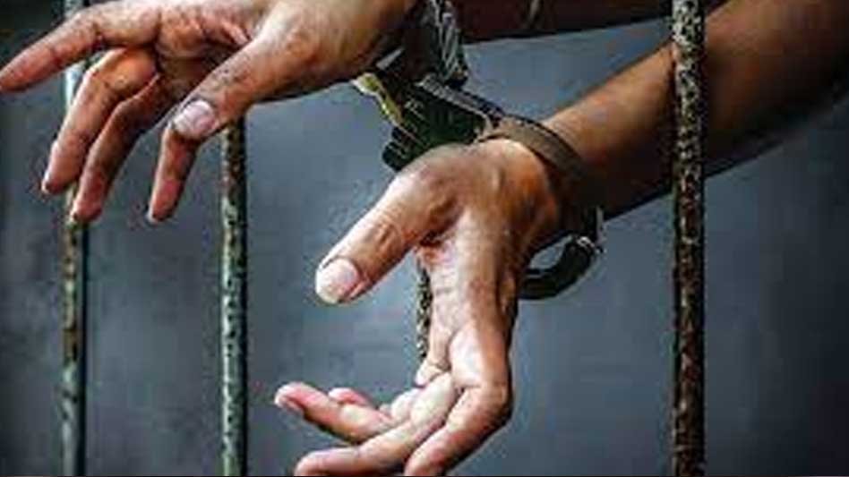 दिवंगत आरक्षक के परिवार से 19 लाख की वसूली का आरोप, थाना प्रभारी गिरफ्तार, अधिवक्ता फरार