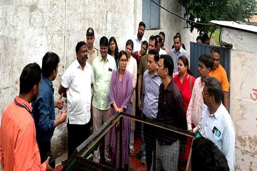 ओडिशा के मंत्रीनाइक ने मुगलिया हाट गांव में ग्रामीण पेयजल व्यवस्था का किया अवलोकन