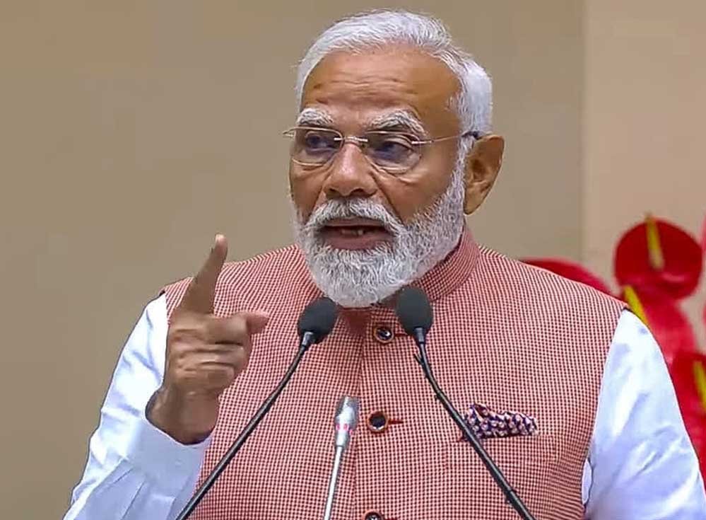 PM मोदी की अपील पर भारी पड़े नेताओं के काफिले! दौरे में फिर दिखीं दर्जनों गाड़ियां, उठे सवाल