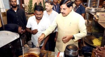 मुख्यमंत्री डॉ. यादव ने सड़क यात्रा के दौरान नागरिकों से किया संवाद