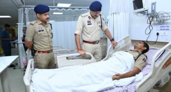 पुलिस कमिश्नर संजीव शुक्ला ने अस्पताल पहुंचकर घायल पुलिस जवानों का जाना हाल