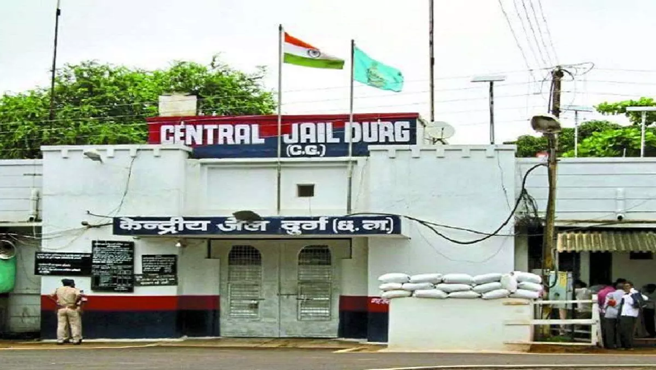 CG : जेल अधिकारी को कलेक्टर ने थमाया नोटिस…