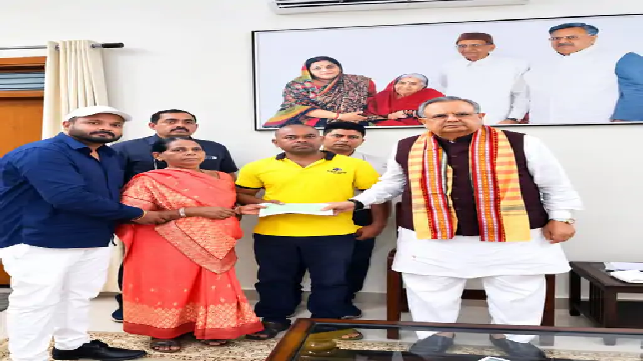 राजनांदगांव : डॉ. रमन सिंह ने परिजन को दी 50 हजार सहायता राशि…