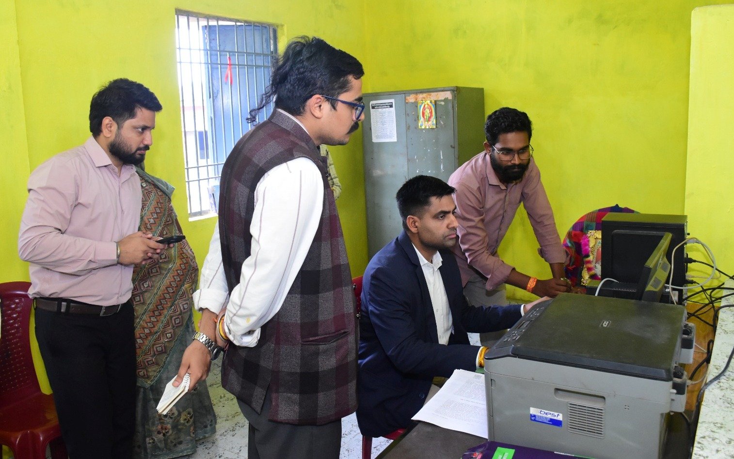 राजनांदगांव : कलेक्टर ने अटल डिजिटल सुविधा केन्द्र कल्लूबंजारी का किया निरीक्षण - सेवा सेतु पोर्टल पर विवाह पंजीयन आवेदन की स्थिति स्वयं देखी