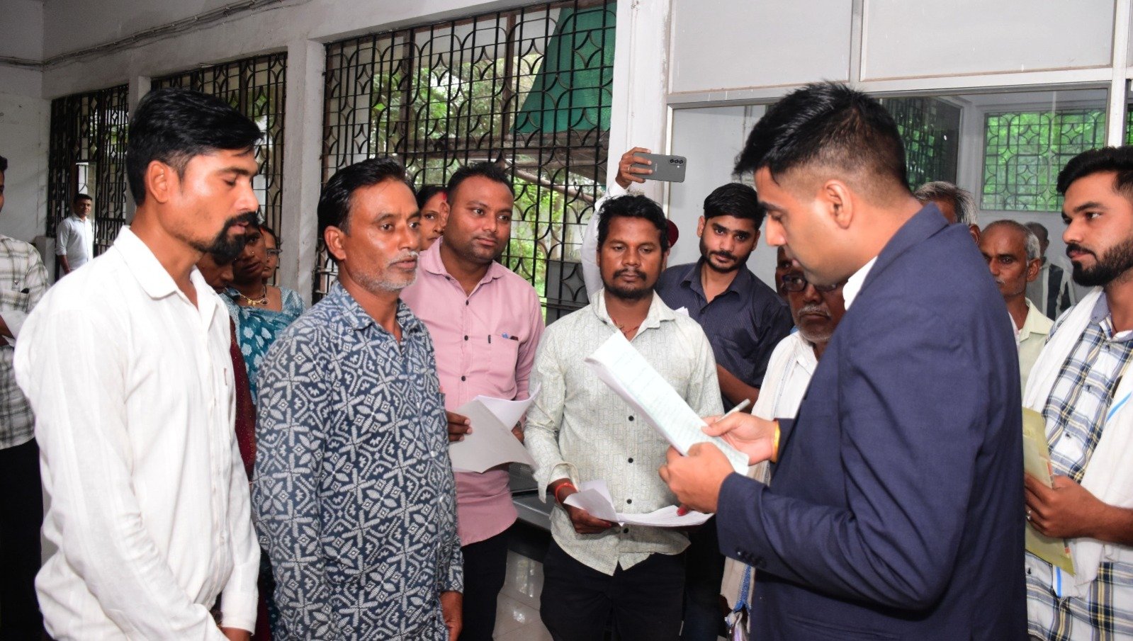 राजनांदगांव : कलेक्टर ने जनदर्शन में सुनी नागरिकों की समस्याएं - जनदर्शन में प्राप्त आवेदनों का प्राथमिकता के साथ निराकरण करने के दिए निर्देश