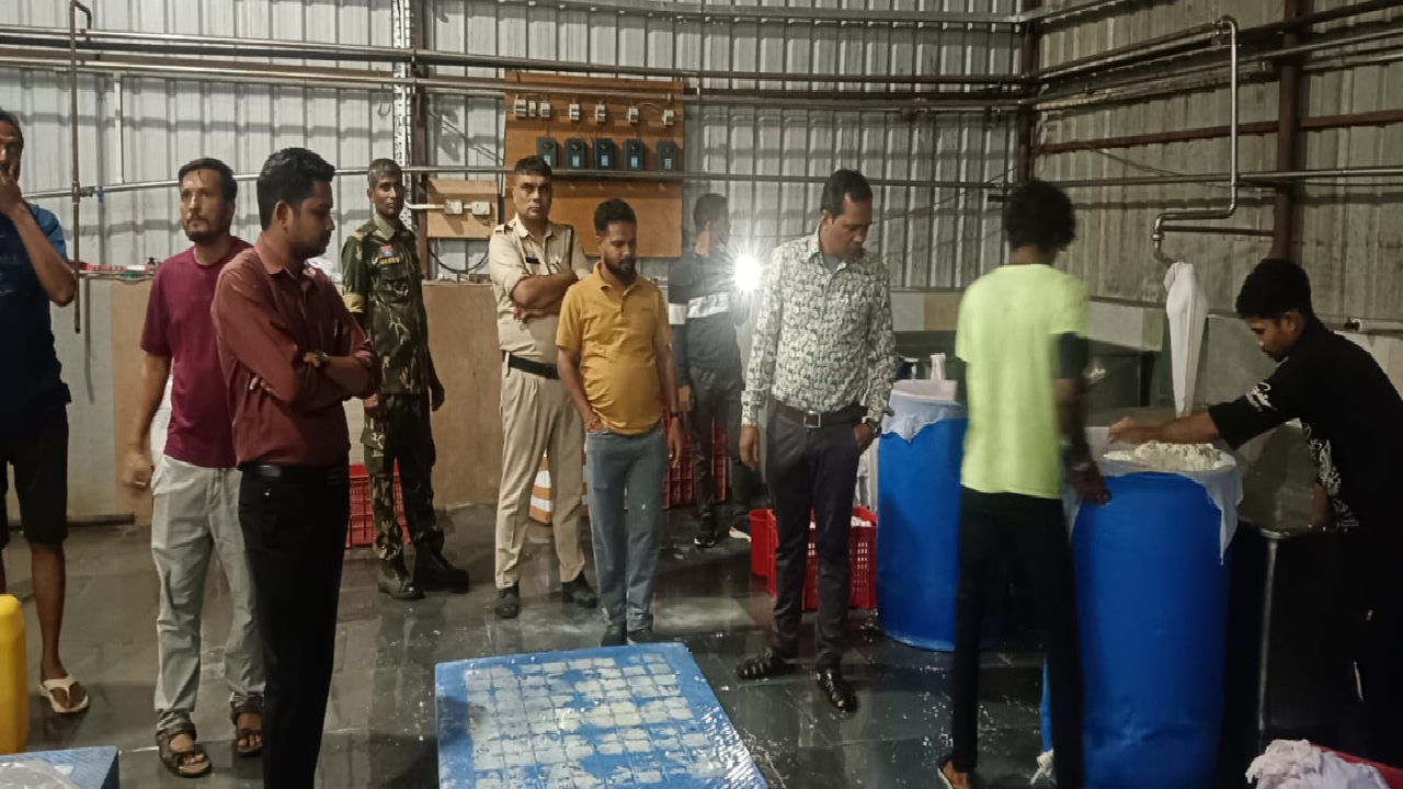 रात 12 बजे वैद्य फूड में राजस्व, खाद्य औषधि एवं पुलिस की संयुक्त टीम की दबिश, 200 किलो पनीर जब्त ...
