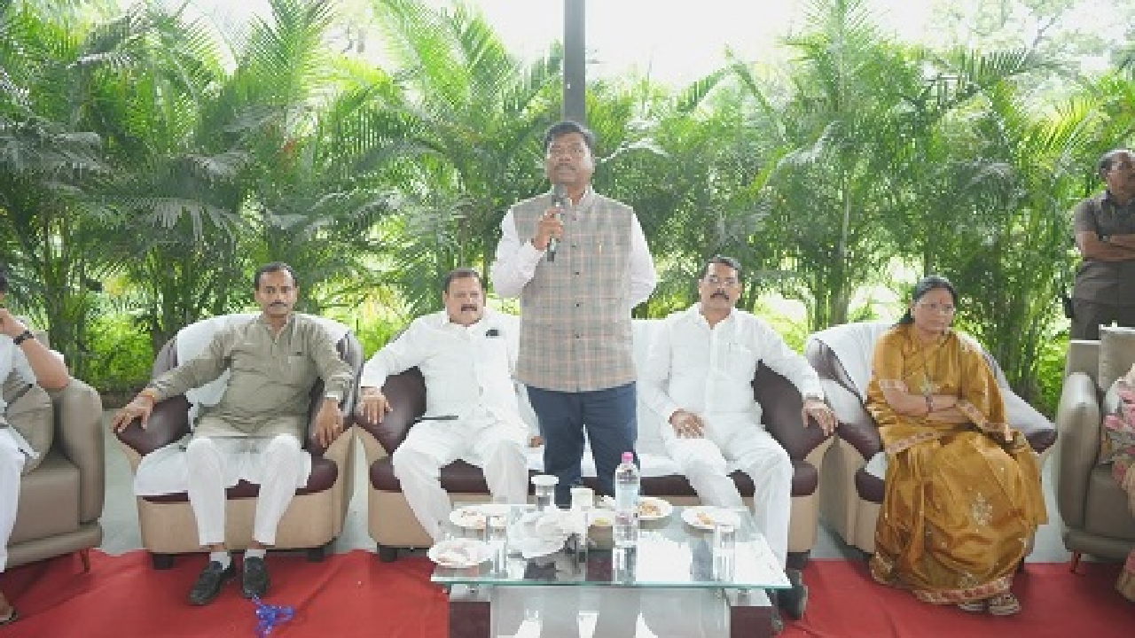CG : पौधरोपण के साथ वनमंत्री ने दिया प्रकृति संरक्षण और भावी पीढ़ी के लिए धरोहर बचाने का संदेश …