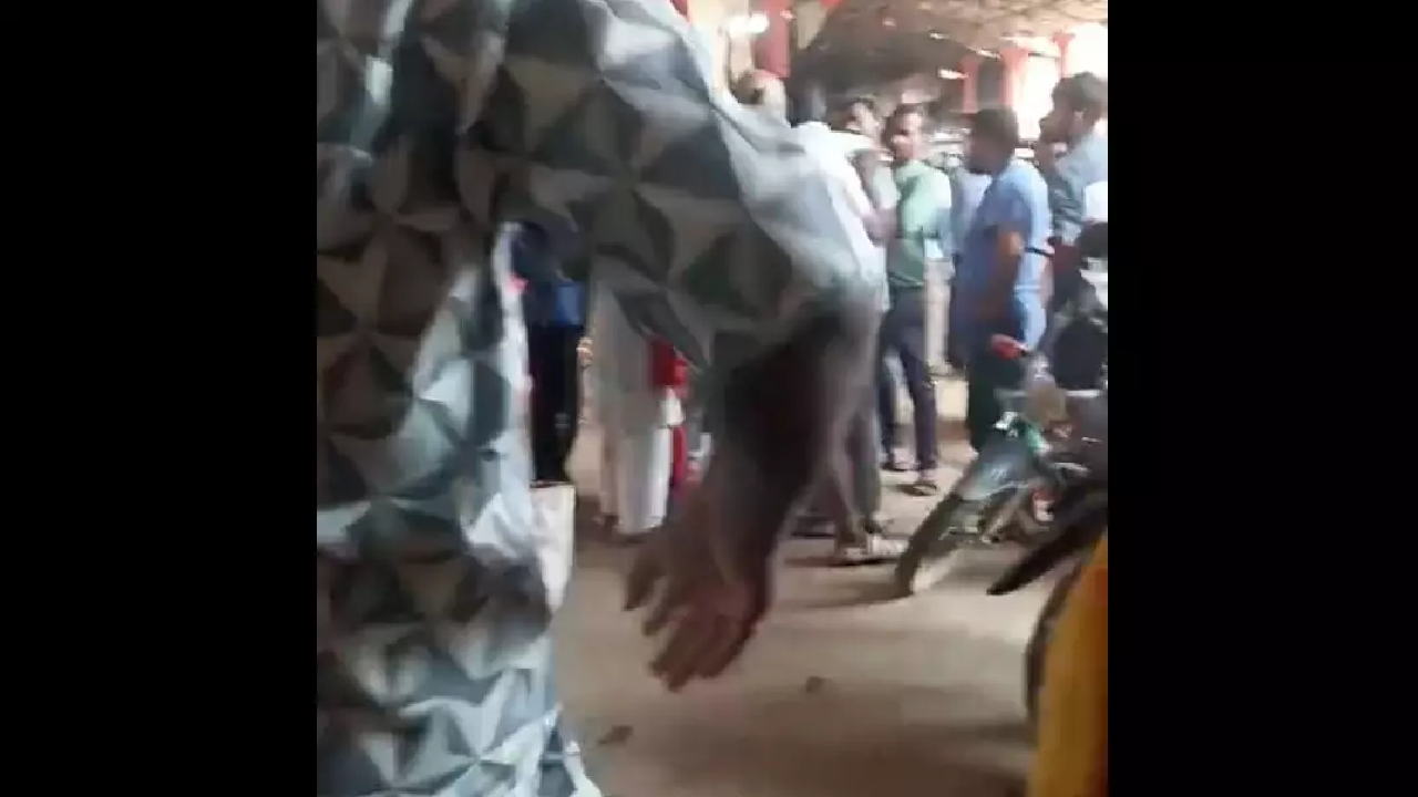 CG : मंदिर के गेट पर भाजपा से जुड़े दो पक्ष आमने–सामने आए, शिकायत दर्ज …