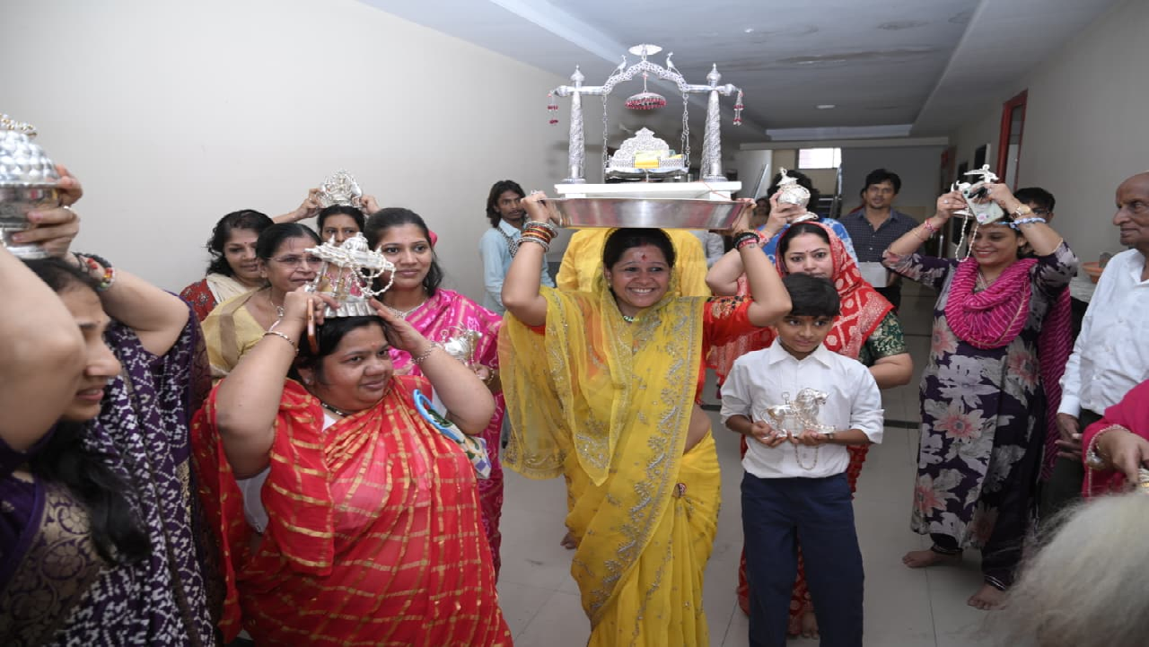 CG : बाजे कुण्डलपुर में बधाई वीर जन्मे महावीर जन्मे : पालना की भक्ति में गूंजे वीर प्रभु के गीत…