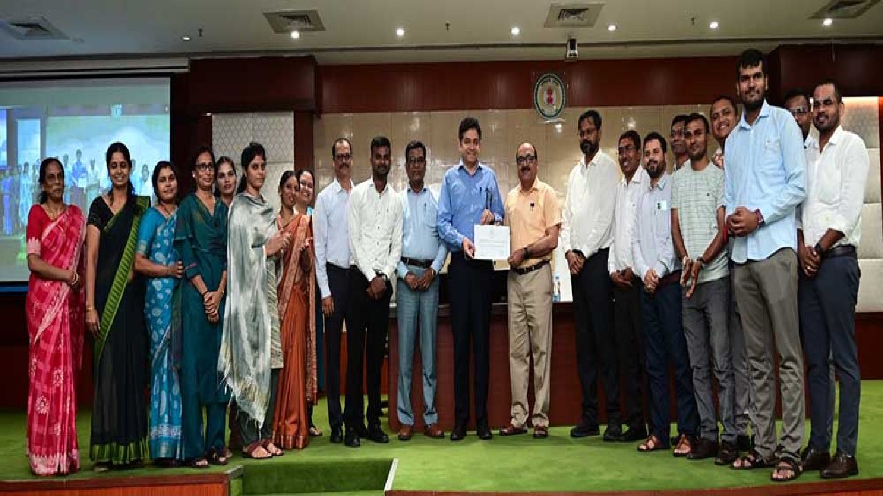 CG : ई-ऑफिस और समयबद्ध उपस्थिति में उत्कृष्ट प्रदर्शन करने वाले अधिकारी-कर्मचारी सम्मानित…