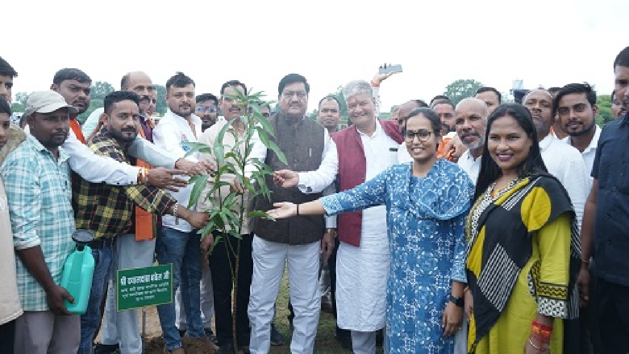 CG : मोर गांव मोर पानी महाअभियान के तहत बृहद वृक्षारोपण…