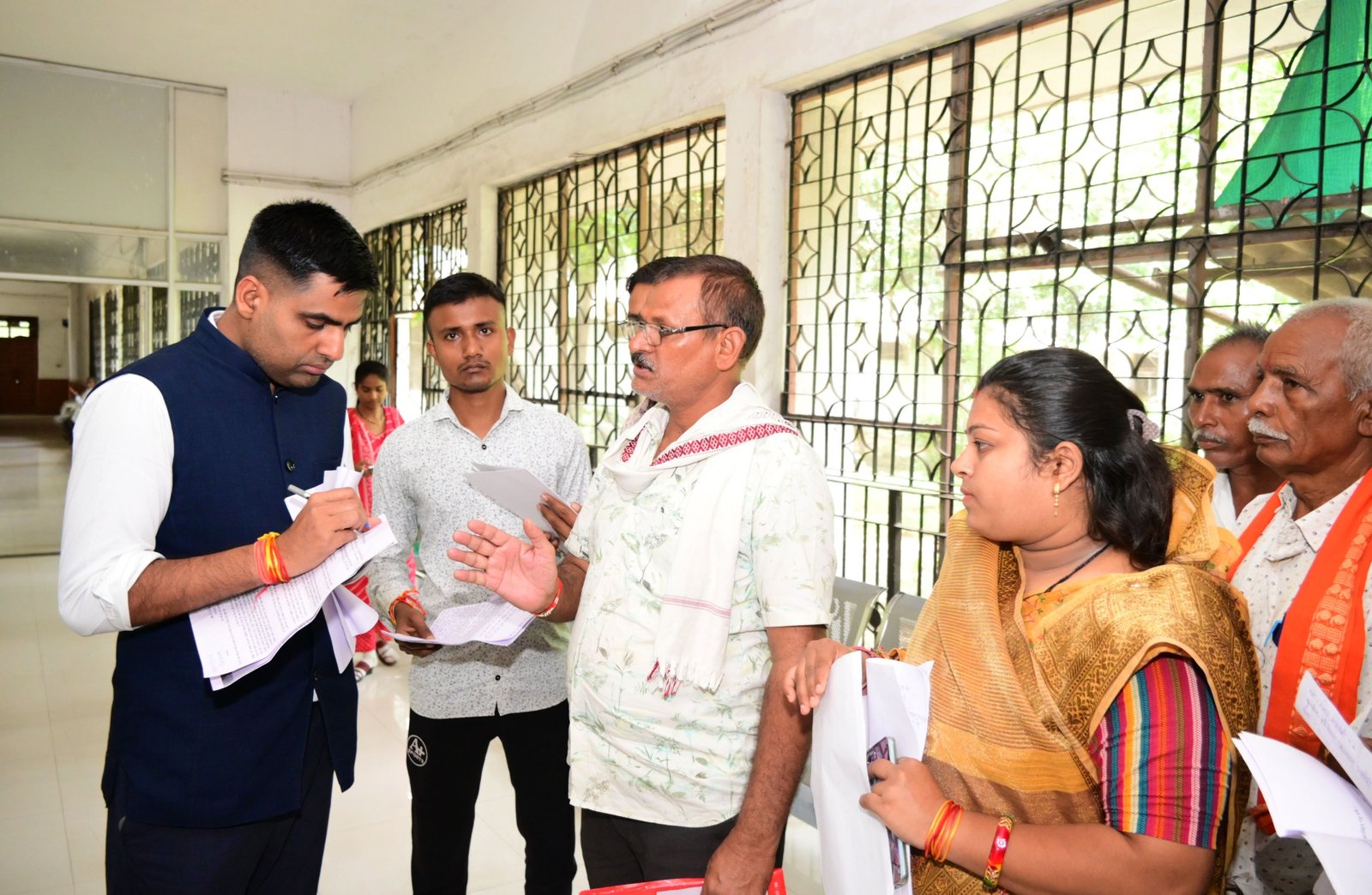 राजनांदगांव : कलेक्टर ने जनदर्शन में सुनी नागरिकों की समस्याएं - जनदर्शन में प्राप्त आवेदनों का प्राथमिकता के साथ निराकरण करने के दिए निर्देश