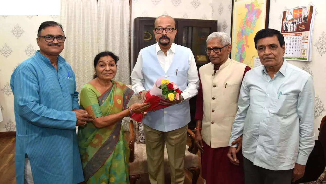 CG : राज्यपाल रमेन डेका से छत्तीसगढ़ी भाषाविदों ने की भेंट…