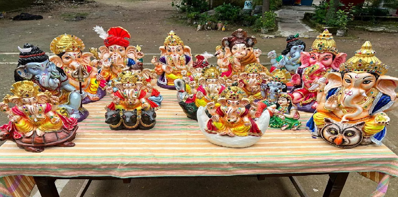 CG : रायपुर जेल में बंदियों की अनूठी पहल, मिट्टी और बीजों से तैयार की गणेश प्रतिमाएं …