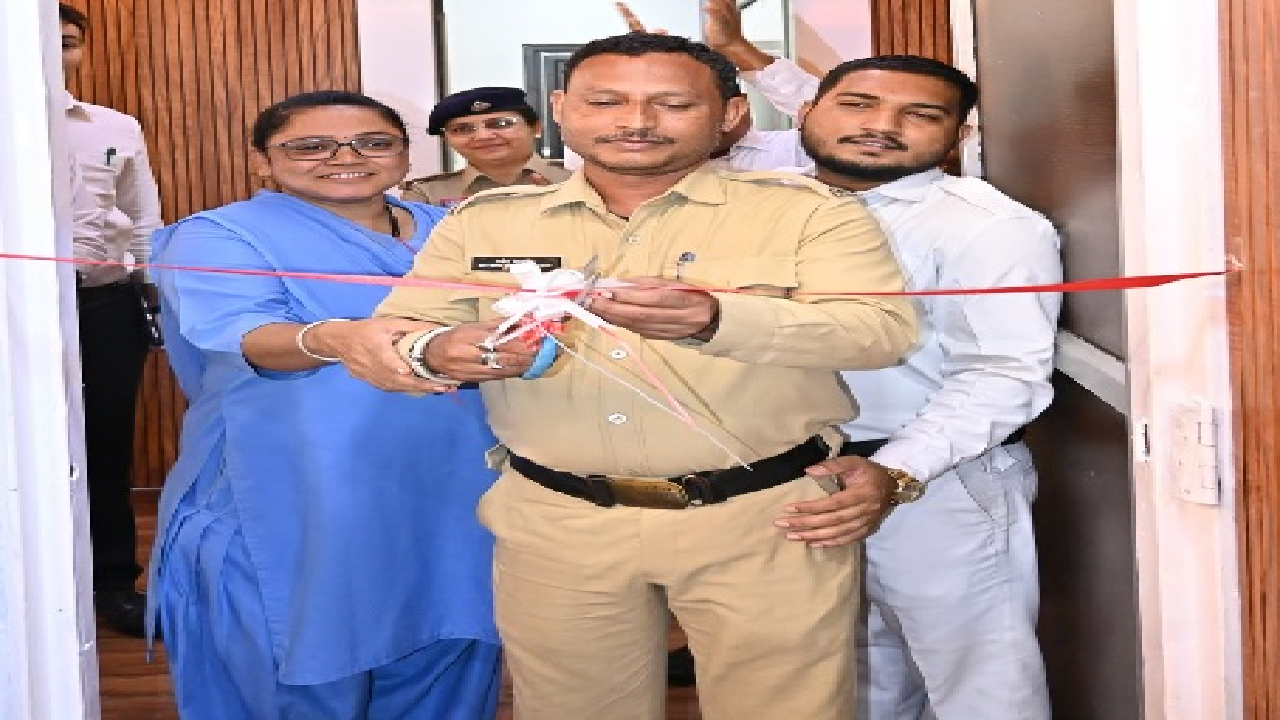 CG : चतुर्थ श्रेणी कर्मचारी से फीता कटवाकर कलेक्टर ने कराया नवीनीकरण सभाकक्ष का शुभारंभ …