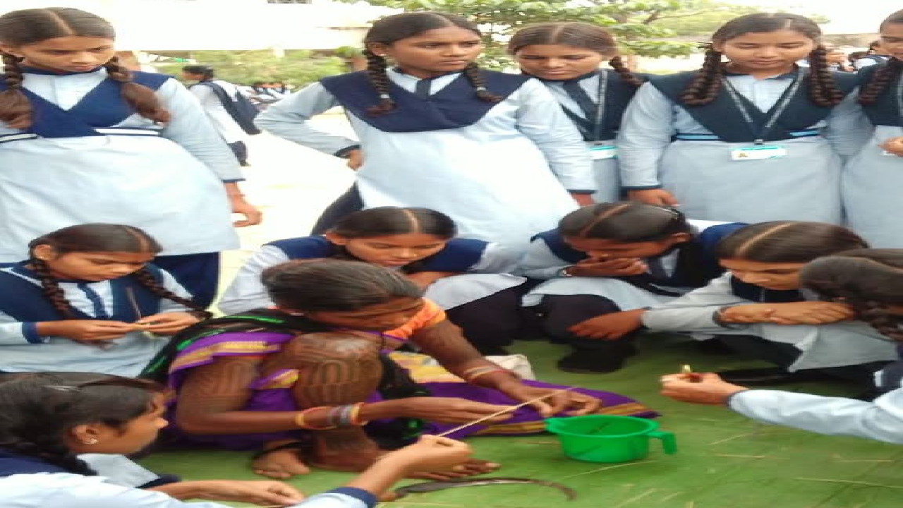 CG : बैगा संस्कृति को सहेजने की अनूठी पहल, बच्चों को मिला बीरन हस्तशिल्प का प्रशिक्षण …