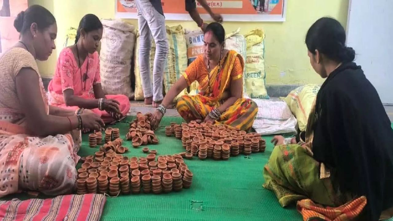 CG : महासमुंद में समूह की दीदियां गढ़ रहीं संकल्प के दीये …