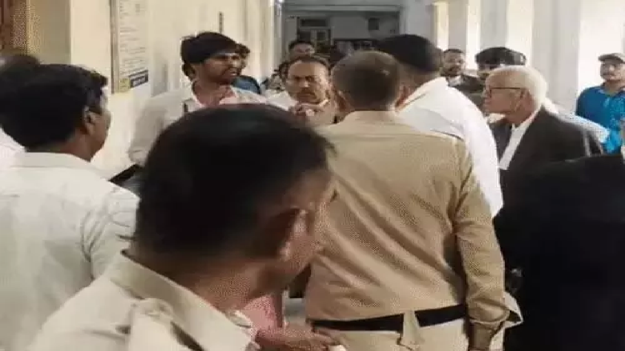 CG : बिलासपुर कोर्ट परिसर में दो वकील के बीच हुई मारपीट, पुलिस ने क्या बताया? …