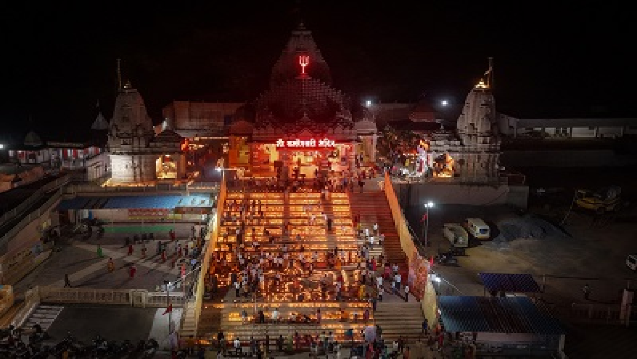 राजनांदगांव : आशीर्वाद का दीया से जगमगाया मां बम्लेश्वरी मंदिर प्रांगण…