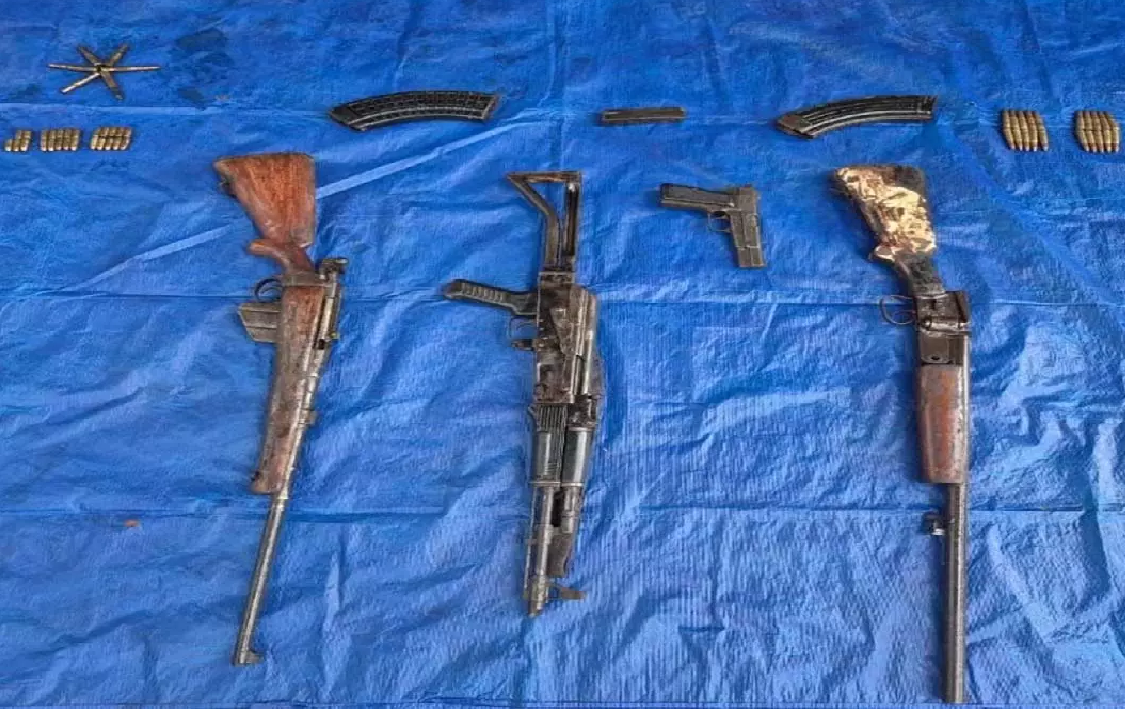 CG : नक्सलियों के ठिकाने से हथियारों का जखीरा बरामद, AK-47 समेत रायफल जब्त …