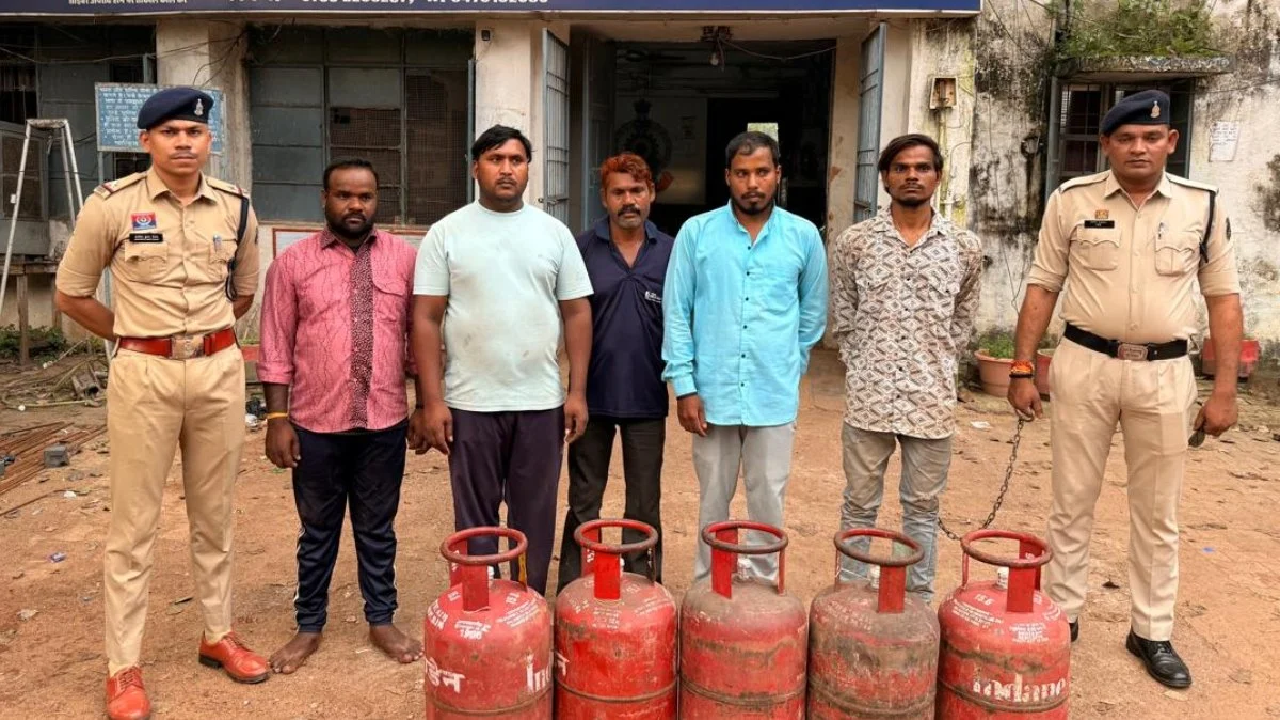 CG : खड़ी गाड़ी से 36 सिलेंडर पार, 2-2 हजार में बेचते थे; गिरोह के 8 आरोपी गिरफ्तार …