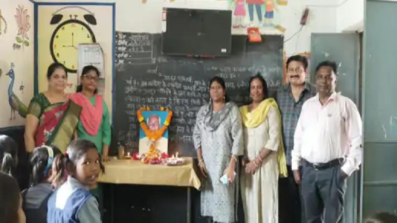 राजनांदगांव : मजदूर नेता से पहले विधायक बने, बच्चों की पढ़ाई में की मदद…