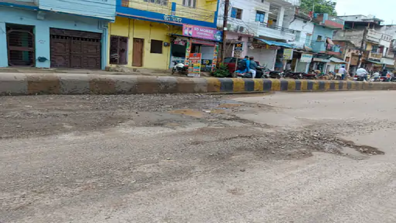 राजनांदगांव : चिखली में सड़क को समतल करने की जरूरत है, दो स्थानों पर ज्यादा खराब…