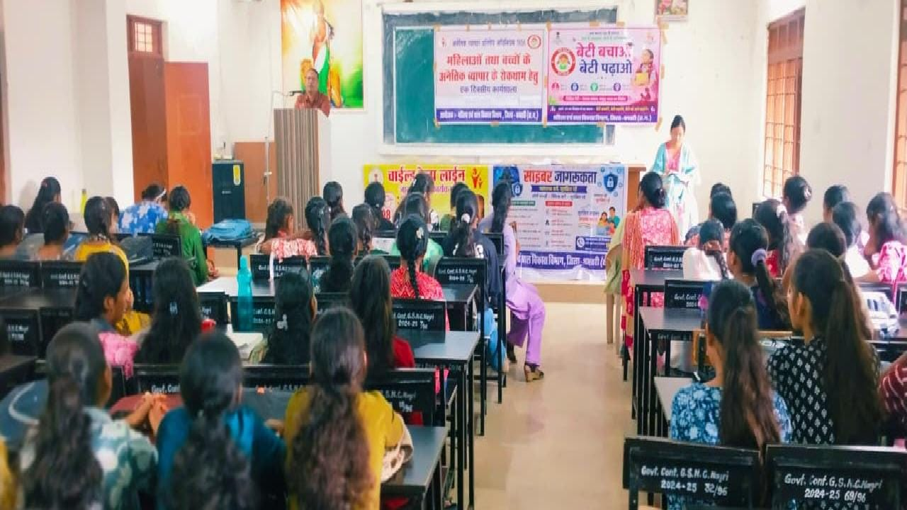 धमतरी में सेवा संकल्प अभियान : नगरी महाविद्यालय के युवाओं को दी गई बाल अधिकारों, साइबर सुरक्षा व ‘1098’ हेल्पलाइन की जानकारी ...