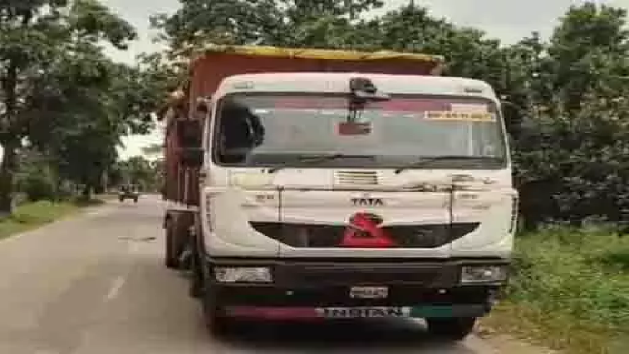 CG : अंधेरे में खड़े ट्रेलर में जा घुसी बाइक, 21 वर्षीय युवक की मौत ….