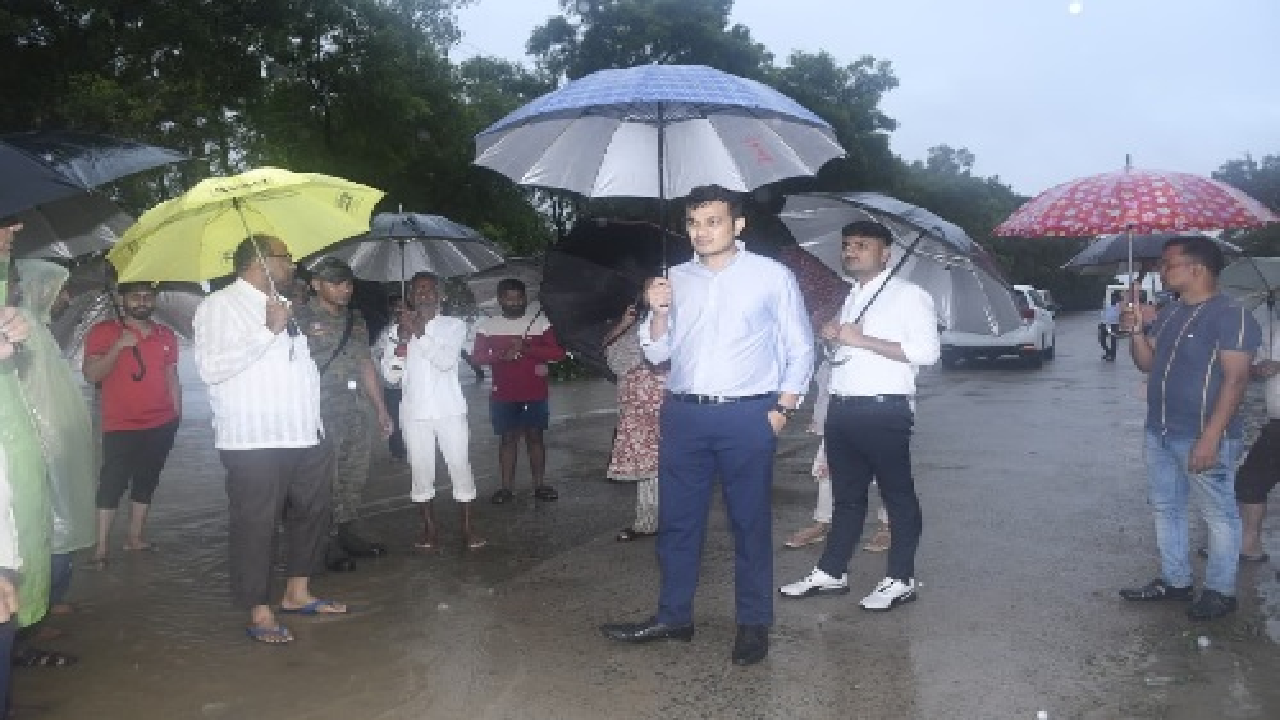 CG : बाढ़ प्रभावित गांवों में पहुंचे सीईओ जयंत नाहटा, ग्रामीणों से सुरक्षित स्थानों पर जाने की अपील …